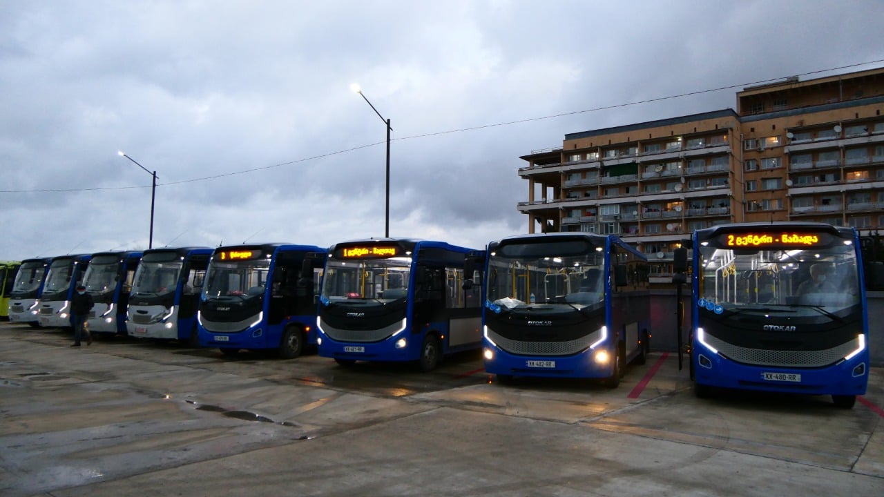 ინფრასტრუქტურის სამინისტროს მუნიციპალური განვითარების ფონდმა ქალაქს კიდევ 4 ავტობუსი გადმოსცა