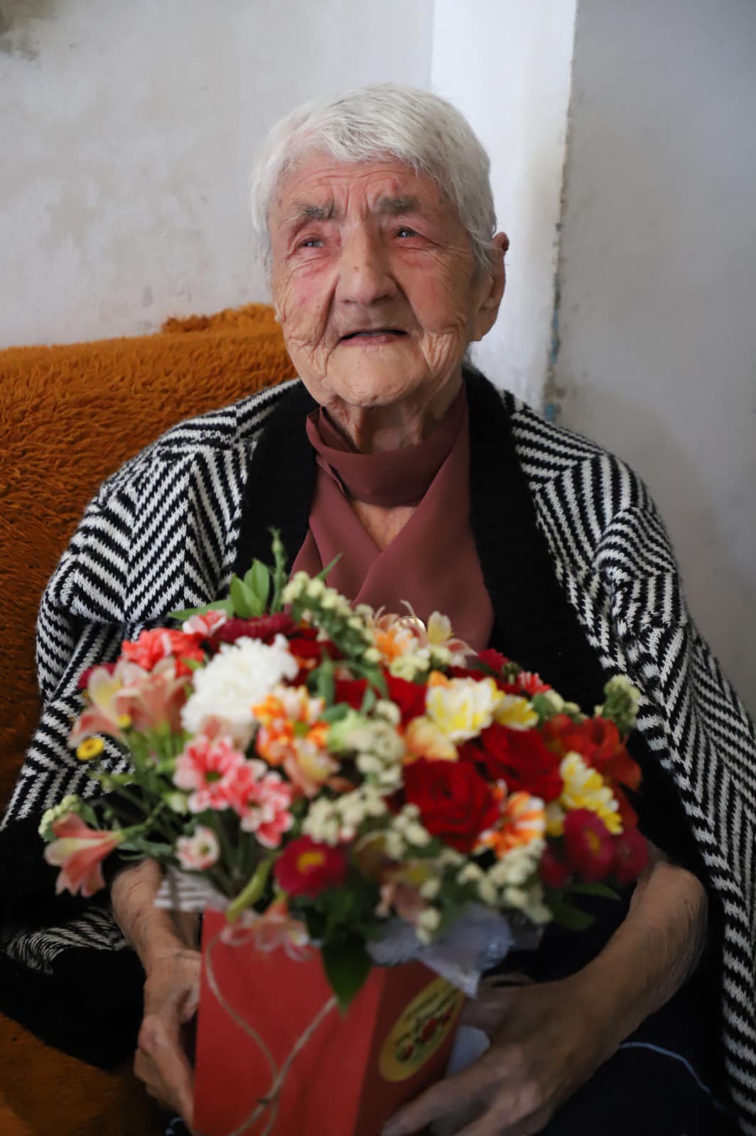 გენდერული თანასწორობის საბჭოს წევრებმა 100 წლის ქალბატონს მარიამობა მიულოცეს
